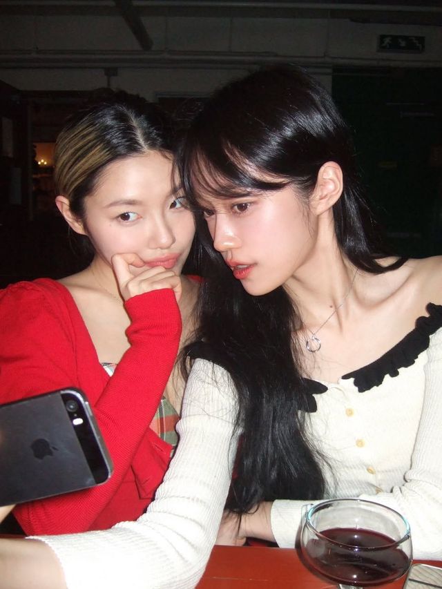 레드 포인트 컬러를 활용한 리정의 크리스마 룩과 오프 숄더 카디건으로 사랑스러움을 배가 시킨 노윤서의 룩 / @rohyoonseo