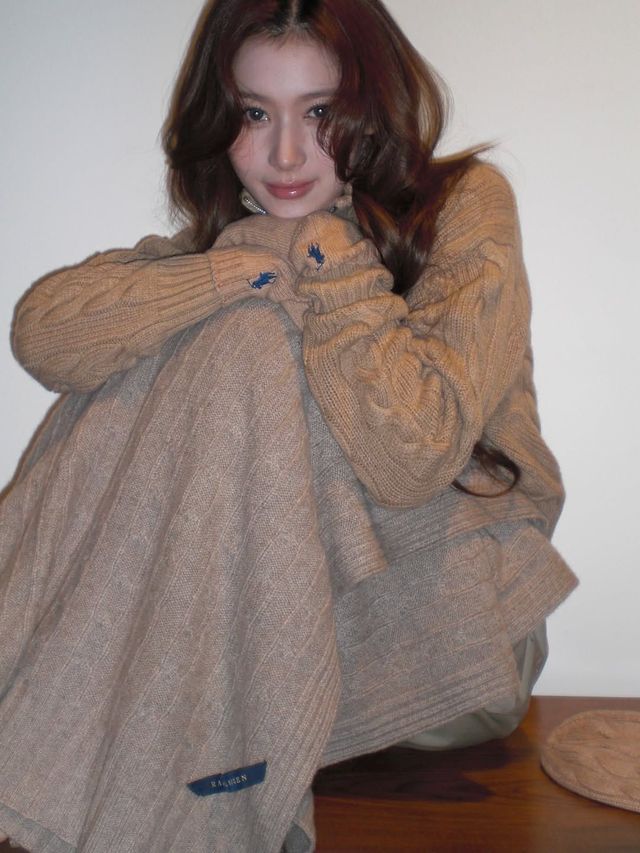 케이블 니트 셋업으로 포근하면서 우아한 분위기를 연출한 사나 / @m.by__sana