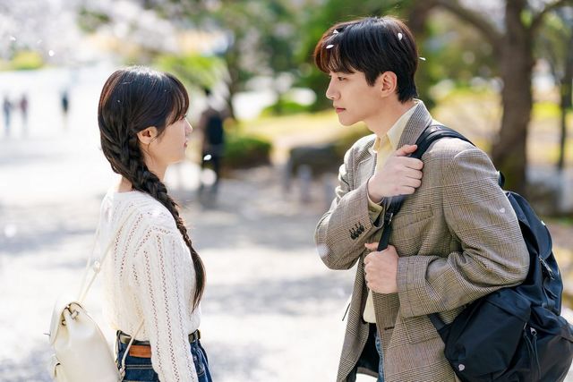 넷플릭스 시리즈 〈캐셔로〉 스틸