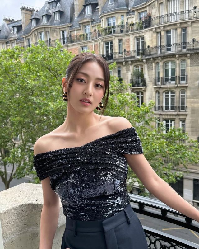 오프숄더 블랙 시퀸 탑을 착용해 간결하면서 고급스러운 파티 무드를 연출한 트와이스 지효 / @_zyozyo