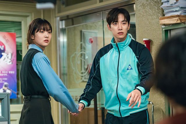 넷플릭스 시리즈 〈캐셔로〉 스틸