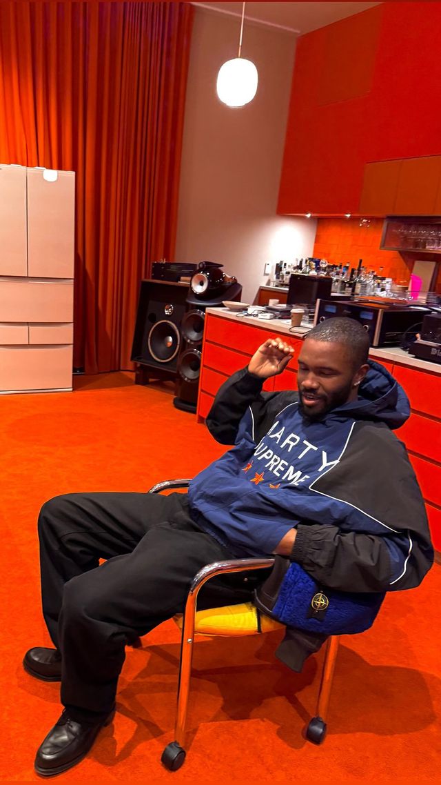 티모시 샬라메의 인스타그램 스토리를 통해 오랜만에 모습을 드러낸 프랭크 오션 또한 마티 슈프림을 입었다.