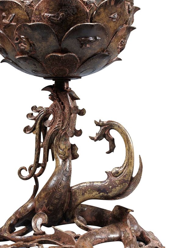 연꽃, 구름, 용, 신선 등의 형상을 세밀하게 조각한 백제금동대향로. 