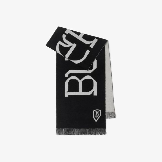 리버시블로 착용이 가능하다.