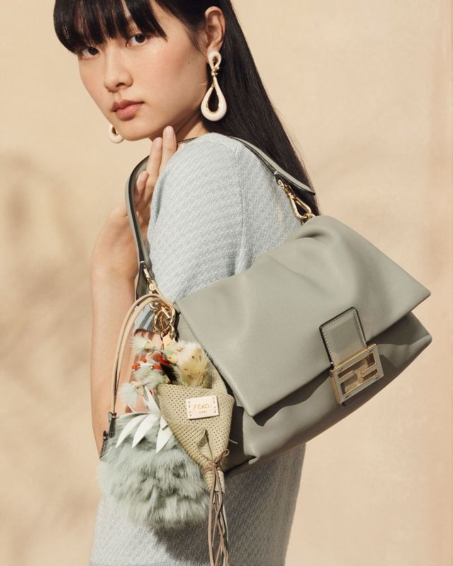 Fendi 맘마백, 3백 5십만원 (스몰), 4백 72만원(미디움) 