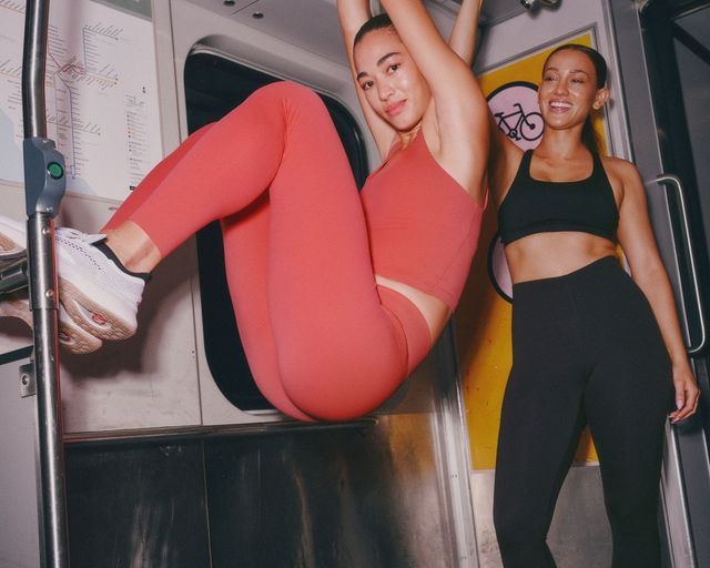 Desert Red와 black 컬러로 구성된 글로우업 컬렉션.그 밖에 패셔닛 핑크, 라벤더 럭스, 에스프레소와 같은 생동감 넘치는 색상의 제품도 선보인다