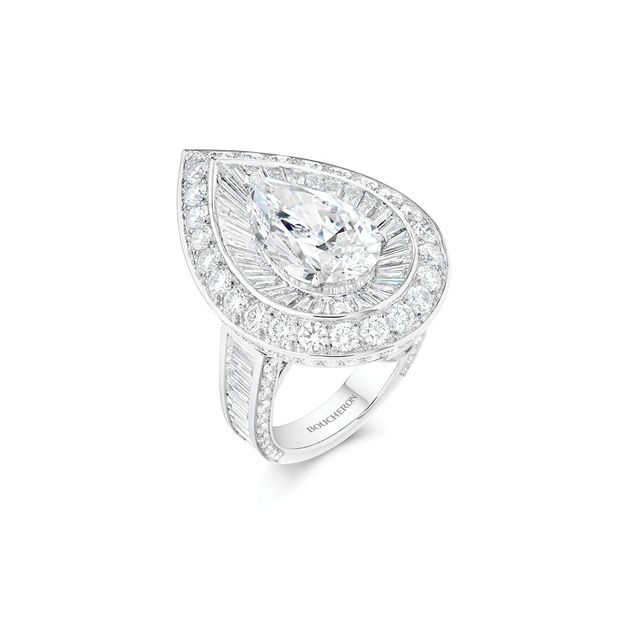 .01캐럿 F VVS2 페어 컷 다이아몬드 세팅이 돋보이는 ‘로지에’ 링은 ‘로지에 퀘스천마크’ 네크리스의 펜던트로도 변형이 가능하다. 