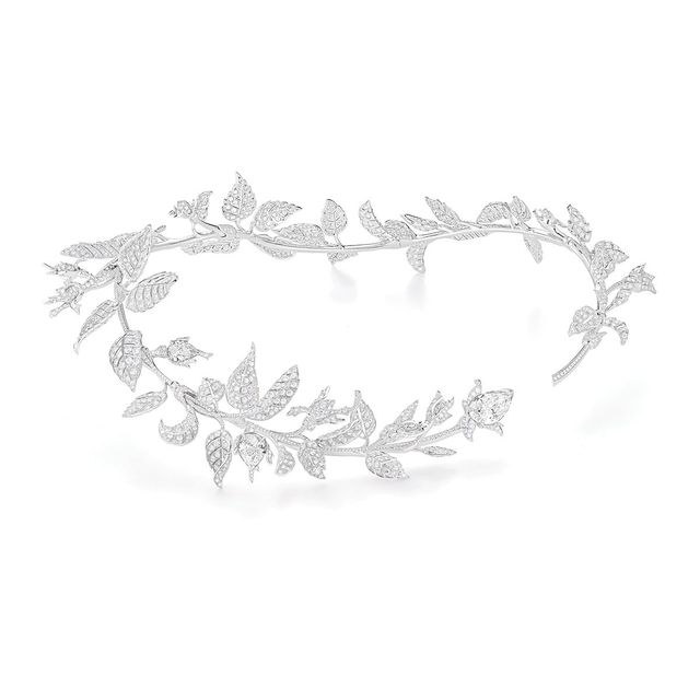 야생 장미 덤불의 한 줄기가 연상되는 ‘로지에’ 네크리스. 