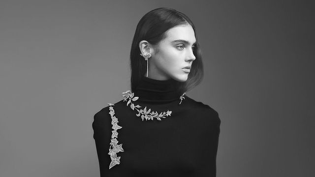 야생 장미의 자연스러운 아름다움이 담긴 ‘로지에’ 컬렉션은 오직 잎사귀, 줄기, 새싹만이 등장하며, 약간 비틀린 잎사귀의 풍성함과 자연스러운 곡선이 특징이다.