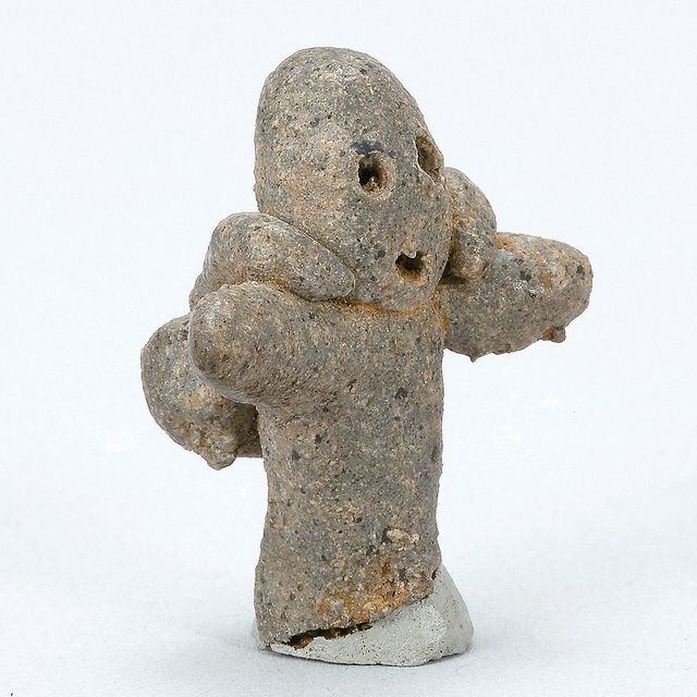 짐을 멘 듯한 자세와 장난기 어린 표정. 보고 있으면 미소가 번지는 ‘걱정인형’을 닮은 토우. 사람모양 토우, 신라. 