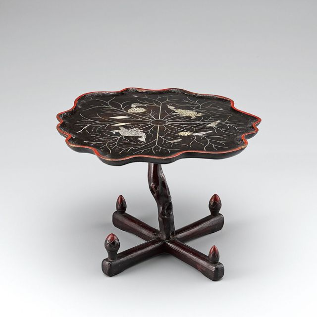 “연잎 위에 곱게 놓인 가을밤의 야참”을 생각나게 하는 소반. 나전칠 연잎모양 외다리 소반, 조선 19~20세기 초. 