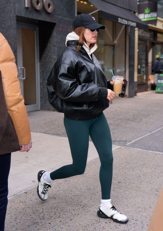 손민수하기 좋은 헤일리 비버의 스타일리시한 에슬레저룩. 