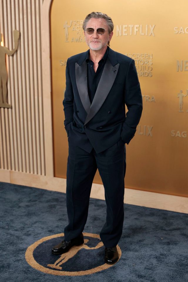 조르지오 아르마니 수트에 선글라스를 매치한 다니엘 크레이그