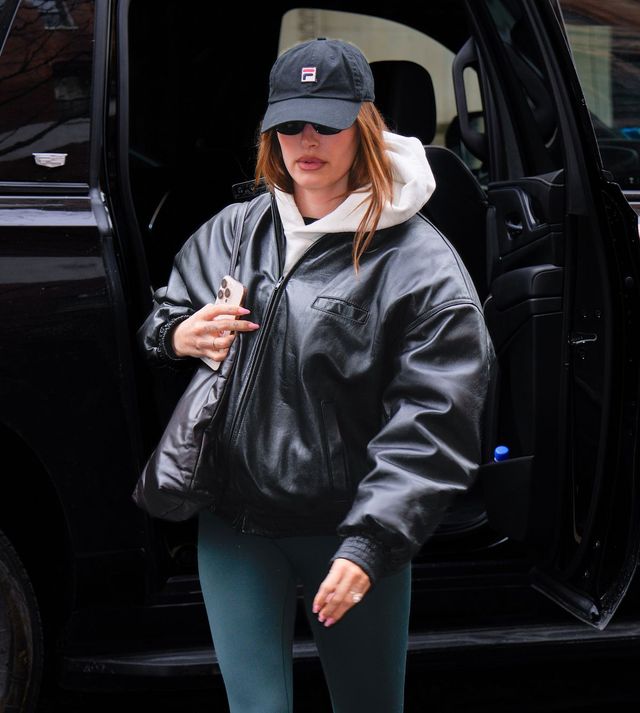 Rhode 창립자 헤일리 비버가 착용한 휠라 제품은 물론, 가죽 봄버 재킷 역시 눈길을 끈다. 