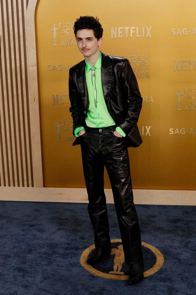 커스텀 크롬하츠 레더 수트, 네온 그린 셔츠, 아카이브 카우보이 부츠에 까르띠에 보로 타이를 매치한 티모시 샬라메