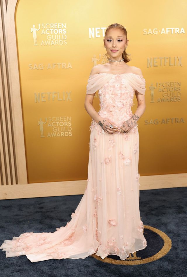 플라워 디테일로 사랑스러움을 강조한 로에베 드레스와 자레드 아틀리에 주얼리를 착용한 아리아나 그란데