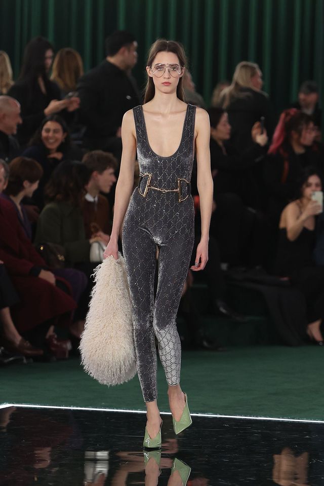 실버컬러의 벨벳 올인원 점프 수트에 홀스빗 벨트로 포인트를 더했다 