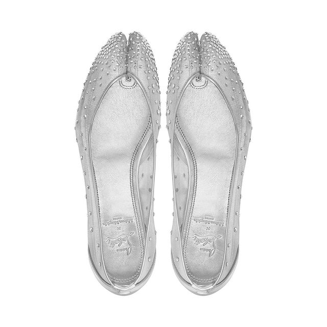 메종 마르지엘라의 ‘타비’를 재해석한 크리스찬 루부탱의 ‘Marlougiela’ 발레리나 플랫 슈즈. 