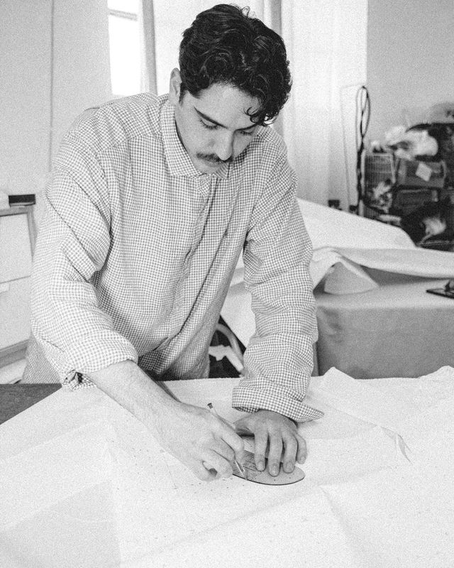 텔아비브의 아틀리에에서 작업 중인 보트레이트의 요나단 카멜.