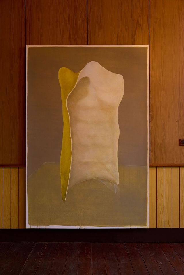 제3회 강릉국제아트페스티벌 옛함외과의원 전시 전경. 이해민선, 〈Feather Cuts〉, 2025, 골드 폼, 170x120cm.