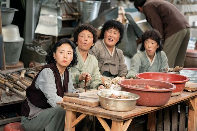 (왼쪽부터) 배우 오민애, 차미경, 이수미, 백지원 / 넷플릭스 시리즈 〈폭싹 속았수다〉 스틸