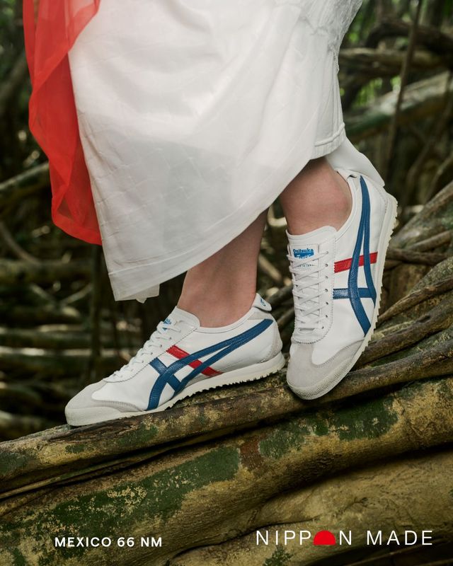 오니츠카 타이거의 대표 모델, 멕시코 66. 디자인은 일반 라인과 비슷할지라도 디테일을 자세히 들여다보면 차이를 확연히 느낄 수 있다. 