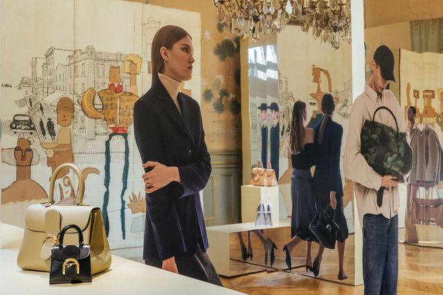 사울 스타인버그의 벽화가 장식된 델보의 FW 프레젠테이션 