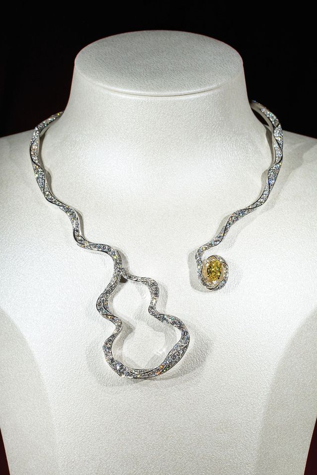 이번 전시에서 처음 선보인 옐로 다이아몬드가 세팅된 ‘울루 페어리’ 컬렉션.