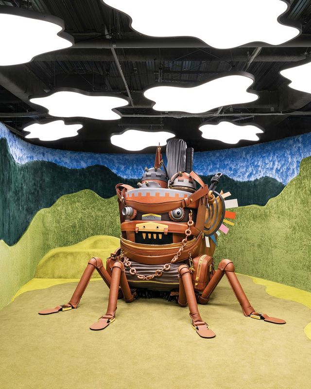 영화 〈하울의 움직이는 성〉에서 영감받은 2m 높이의 백. 