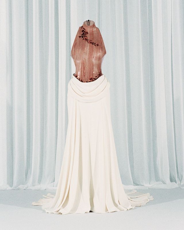 테일러 러셀을 위해 제작한 로에베의 2024 메트 갈라 커스텀 룩. 