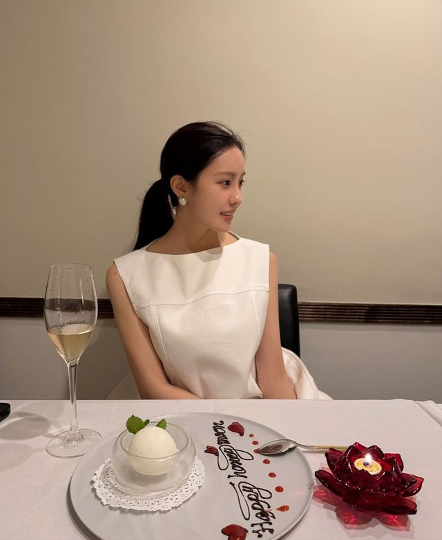 캡션 이이(ÉÉ) 벨티드 포켓 드레스 23만 8천원, 크리스찬 루부탱 X 메종 마르지엘라 마르투비 25 약 195만원대, 프라다 아르케 가죽 숄더백 350만원