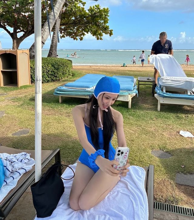 멜리앤로즈 Italian crinkle string one piece 14만 9천원, Reversible swim hat 5만 9천원