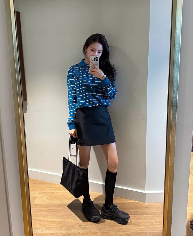 프라다 로고 스트라이프 폴로 셔츠 약 122만 원, 리나일론 트라이앵글 로고 미니 스커트 190만원 대, 아밤 Ah 쇼퍼 백 7만 9천원