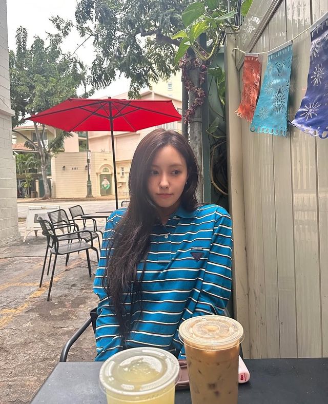 프라다 로고 스트라이프 폴로 셔츠 약 122만 원, 리나일론 트라이앵글 로고 미니 스커트 190만원 대, 아밤 Ah 쇼퍼 백 7만 9천원