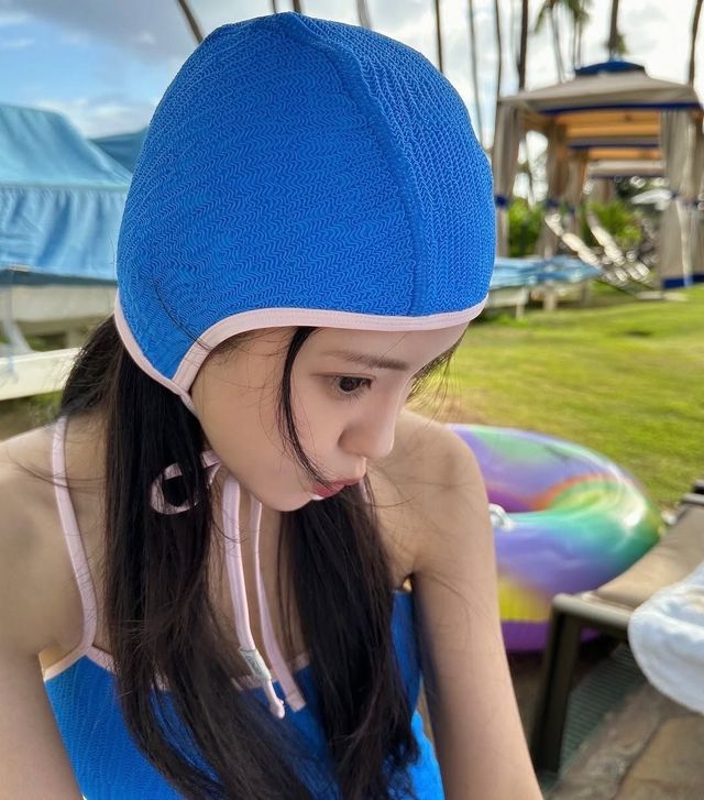 멜리앤로즈 Italian crinkle string one piece 14만 9천원, Reversible swim hat 5만 9천원