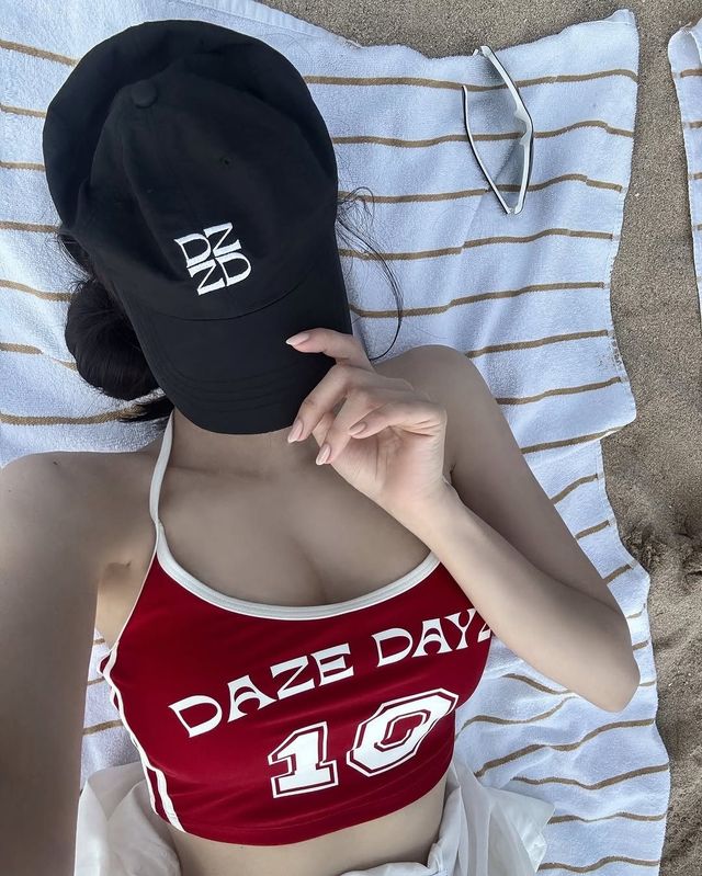데이즈 데이즈 Sassy Tank Top 9만 8천원, Sassy Sim Shorts 7만 5천 650원, DZ 로고캡 5만 9천원
