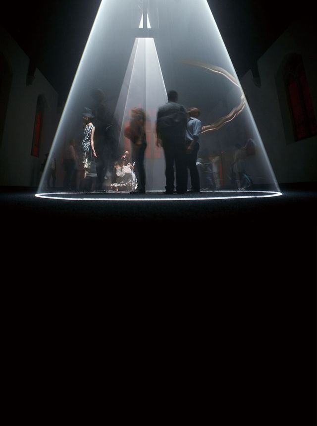 Anthony McCall, 〈Between You and I〉, 2006, Installation view of «Plot09», St. Cornelius Chapel, Governor's Island, 2009. Courtesy Creative Time. Photo: Sam Horine. 