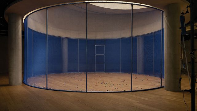 Tromarama, 〈Banting Tulang〉, 퍼포먼스, 햅틱 장치, 고무공, 베켈 구슬, 그물망, 네트워크 소프트웨어, 60분, 2024. © Songeun Art and Cultural Foundation and the Artist. Photo: Studio Jaybee.