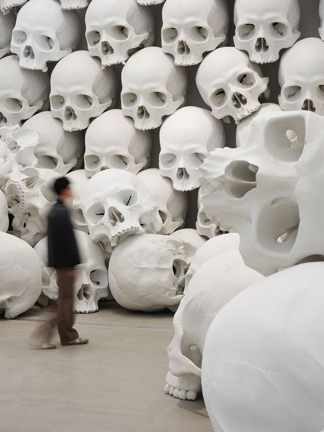 론 뮤익, 〈매스〉, 2016–2017, 유리섬유에 합성, 폴리머 페인트, 가변 크기. 빅토리아 국립미술관, 멜버른. 펠턴 유증, 2018.