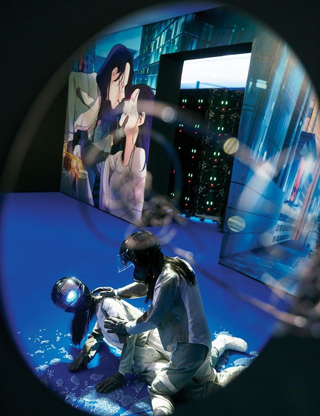 강화유리와 헬멧, 마네킹, LED 마스크 등으로 이루어진 설치 작업 〈고스트 댄서 B〉와 웹툰 작가 1172와 협업한 월페이퍼 작업 〈다시 돌아온 저녁 피크 타임〉이 어우러져 있다. 