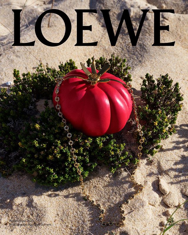 토마토의 형태로 제작된 로에베 파울러 이비자 컬렉션 클러치 백 , 4백9십만원 