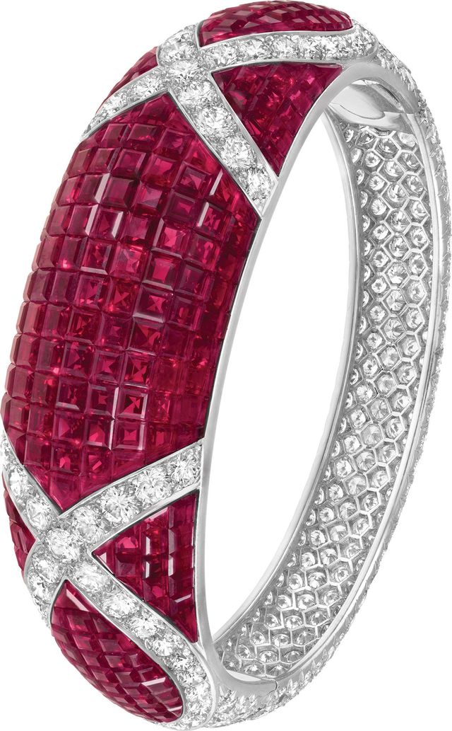 1973년에 등장한 앙주 네크리스에는 동서양의 경계가 허물어지던 시대의 감성이 담겨 있다. 두 개의 브레이슬릿으로 분리할 수 있어 다양한 연출이 가능하다.