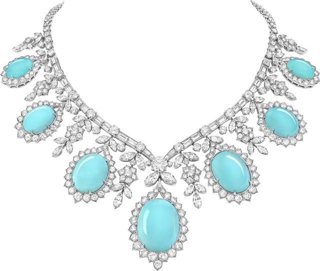 오트 쿠튀르의 황금기인 1955년에 제작된 튀르쿠아즈 네크리스. 150캐럿에 달하는 터키석과 다이아몬드가 화려한 존재감을 드러낸다.