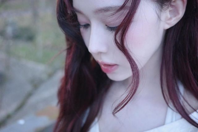 동그랗게 채운 아랫 입술의 입꼬리