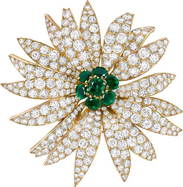 옐로 골드와 다이아몬드로 피워낸 데이지 한 송이. 1964년에 제작된 마거리트 클립은 자유롭고 생동감 있는 형태로 반항의 정신을 표현한다.