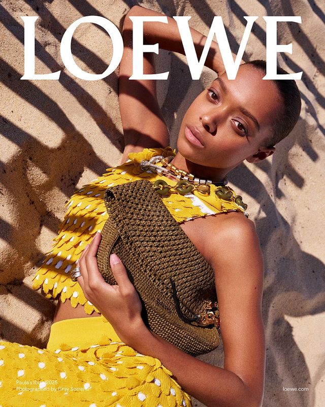 로에베 파울라 이비자 컬렉션 속 브랜드 앰배서더 (오른쪽) 소피 와일드