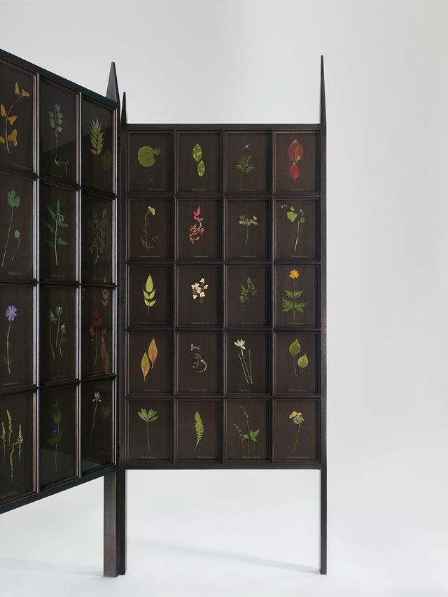 〈새로운 유대(New Alliance)〉, 2025, Wood structure with pressed flowers on 112 urushi lacquered wood panel, framed, 212.6x238x6.9cm. Courtesy the artist and Kukje Gallery. 