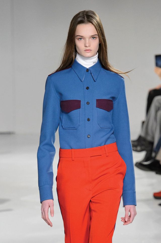 라프 시몬스의 첫 번째 캘빈 클라인 컬렉션 오프닝을 장식한 룰루 테니.