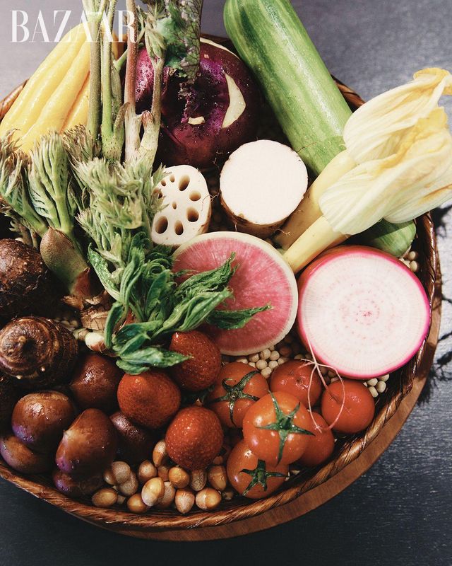 연근과 순무와 도토리, 애호박 꽃 등 그날 사용한 제철 식재료를 바구니에 모아 보여주는 것이 밍글스만의 프레젠테이션 방식. 