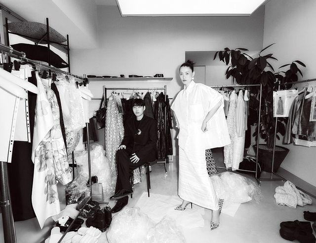 백스테이지로 변한 엄버 포스트파스트 매장 1층에서 디자이너 조성민과 쇼의 오프닝을 장식한 모델 이혜승. 